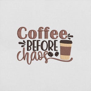 Może przedstawiać: Haftowany wzór na białym tle. Tekst brzmi "Coffee BEFORE chaos" w kolorze brązowym i czarnym. W projekcie uwzględniono również filiżankę kawy i ziarna kawy. Projekt jest prawdopodobnie przeznaczony na przedmiot o tematyce kuchennej lub kawowej.