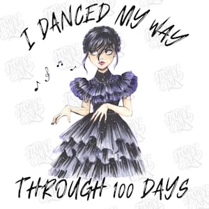 Puede incluir: Ilustración de una mujer con un vestido negro con cuello con volantes, bailando. El texto dice "I DANCED MY WAY THROUGH 100 DAYS" en escritura negra. También se incluyen notas musicales.