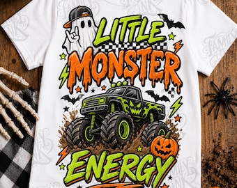 Puede incluir: Una camiseta blanca con un estampado gráfico de un fantasma con gorra de béisbol, un camión monstruo negro y verde, y una calabaza. El texto "LITTLE MONSTER ENERGY" aparece en letras naranjas y verdes, rodeado de murciélagos, estrellas y rayos.
