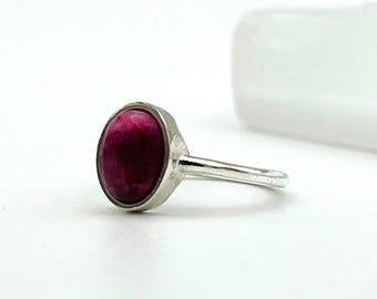 Anello in argento sterling con rubino, fatto a mano – Gioiello moderno, minimalista e boho