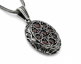 Halsband med hänge i sterlingsilver med rubinstenar: Utsmyckade smycken med ottomansk design