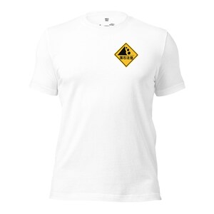 落石注意Tシャツ – 日本の道路標識デザイン | ユニークで面白いジャパニーズTシャツ