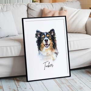 Puede incluir: Retrato en acuarela enmarcado de un perro con pelaje negro, marr&oacute;n y blanco. El perro sonr&iacute;e con la lengua fuera. El nombre "Tucker" est&aacute; escrito en cursiva debajo. El marco es negro.