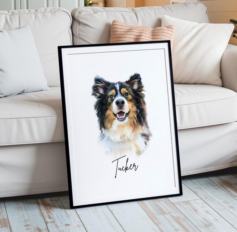 Puede incluir: Retrato en acuarela enmarcado de un perro con pelaje negro, marr&oacute;n y blanco. El perro sonr&iacute;e con la lengua fuera. El nombre "Tucker" est&aacute; escrito en cursiva debajo. El marco es negro.