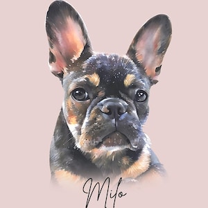 Puede incluir: Retrato en acuarela de un bulldog franc&eacute;s con pelaje negro, marr&oacute;n y canela, sobre un fondo rosa suave. El nombre del perro, "Milo", est&aacute; escrito en una elegante escritura debajo.
