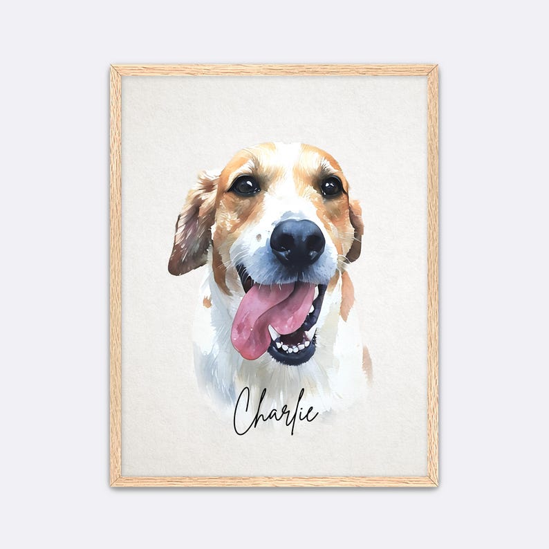 Puede incluir: Retrato en acuarela de un perro con pelaje marr&oacute;n y blanco, nariz negra y lengua rosa. El perro sonr&iacute;e con la boca abierta. El nombre "Charlie" est&aacute; escrito en cursiva debajo. El retrato est&aacute; enmarcado en madera.