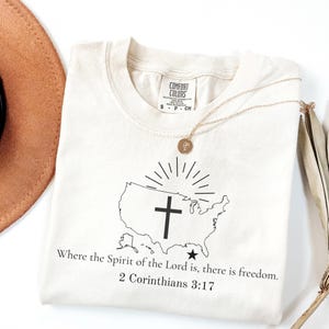 Chemise de vers de la Bible Comfort Colors® du 4 juillet, t-shirt chrétien carte des États-Unis, chemise Faith minimaliste 2 Corinthiens 3:17, t-shirt Freedom in Christ