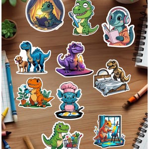Simpatici dinosauri che svolgono le attività quotidiane - Pacchetto di adesivi kawaii Dino per laptop e regali per bambini / Divertenti adesivi in vinile con dinosauri Chibi + foglio bonus gratuito
