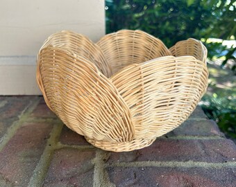scallop basket . vintage basket . boho chic . boho basket . Grandmillenial style . pedestal basket . gift for her . basket chic . wicker