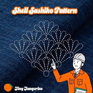 Puede incluir: Fondo de mezclilla con un patrón blanco Shell Sashiko, una técnica de bordado japonesa tradicional. La imagen incluye el texto "Shell Sashiko Pattern" y el logotipo "Tiny Tangerine". Una ilustración de una persona con uniforme naranja señala el patrón.