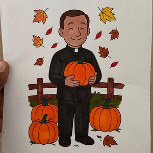 Könnte beinhalten: Cartoon-Illustration einer Person mit schwarzem Klerikerkragen, die einen orangefarbenen Kürbis hält. Die Person lächelt, mit orangefarbenen Kürbissen und Herbstblättern im Hintergrund. Ein Holzzaun ist ebenfalls im Hintergrund.
