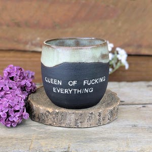 Handgemachter Becher ohne Henkel aus schwarzem Ton, Keramik Tasse cremefarbene Glasur – Queen of Fucking Everything – Keramik Cup 350 ml