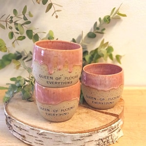 Getöpferte Keramik Tasse mit Statement Queen of fucking everything, handgemachter rosa Keramik Becher ohne Henkel, bauchiger Becher modern