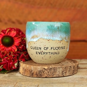 handgetöpferte Keramik Tasse türkis, Statement Tasse Queen of fucking everything, handgemachte Tasse ohne Henkel, handmade Unikate Geschenk