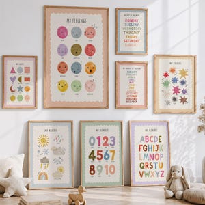 Puede incluir: Un conjunto de ocho láminas educativas en marcos de madera, con ilustraciones coloridas de sentimientos, días de la semana, formas, meses, colores, clima, números y el alfabeto, incluyendo etiquetas de texto claras para cada categoría.