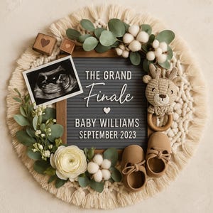 Peut inclure: Décoration murale circulaire en macramé avec un tableau de lettres gris annonçant "THE GRAND FINALE BABY WILLIAMS SEPTEMBRE 2023". L'ensemble comprend une échographie de bébé, des blocs de bois, un hochet en crochet, des chaussures de bébé et des éléments floraux.