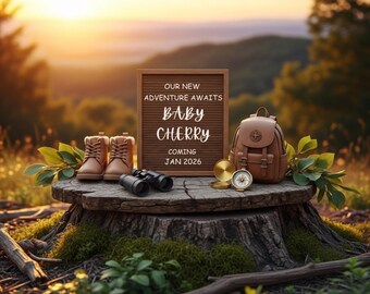 Può includere: Un annuncio rustico con una lavagna marrone con la scritta "OUR NEW ADVENTURE AWAITS BABY CHERRY COMING JAN 2026." La scena include mini scarponcini da trekking, un binocolo, una bussola e uno zaino, il tutto su un ceppo d'albero.