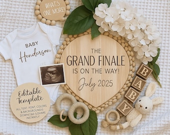 Może przedstawiać: Ogłoszenie o narodzinach dziecka z białym body z napisem "Baby Henderson", USG, drewnianymi klockami z napisem "BABY" i znakiem z napisem "The Grand Finale is on the way! July 2025". Zawiera drewniany znak, kwiaty i pluszowego królika.