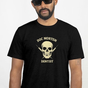 Doc Mortem Dentist PNG Skurriles Totenkopf T Shirt Motiv 4200x4800px 300dpi für Drucke Poster Sticker Partyshirt