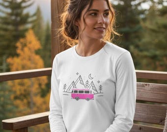Camiseta feminina de manga comprida com estampa de van rosa e montanha, ideal para camping e aventuras ao ar livre. Perfeita para viajantes e amantes da natureza. Camiseta para quem curte a vida na estrada.