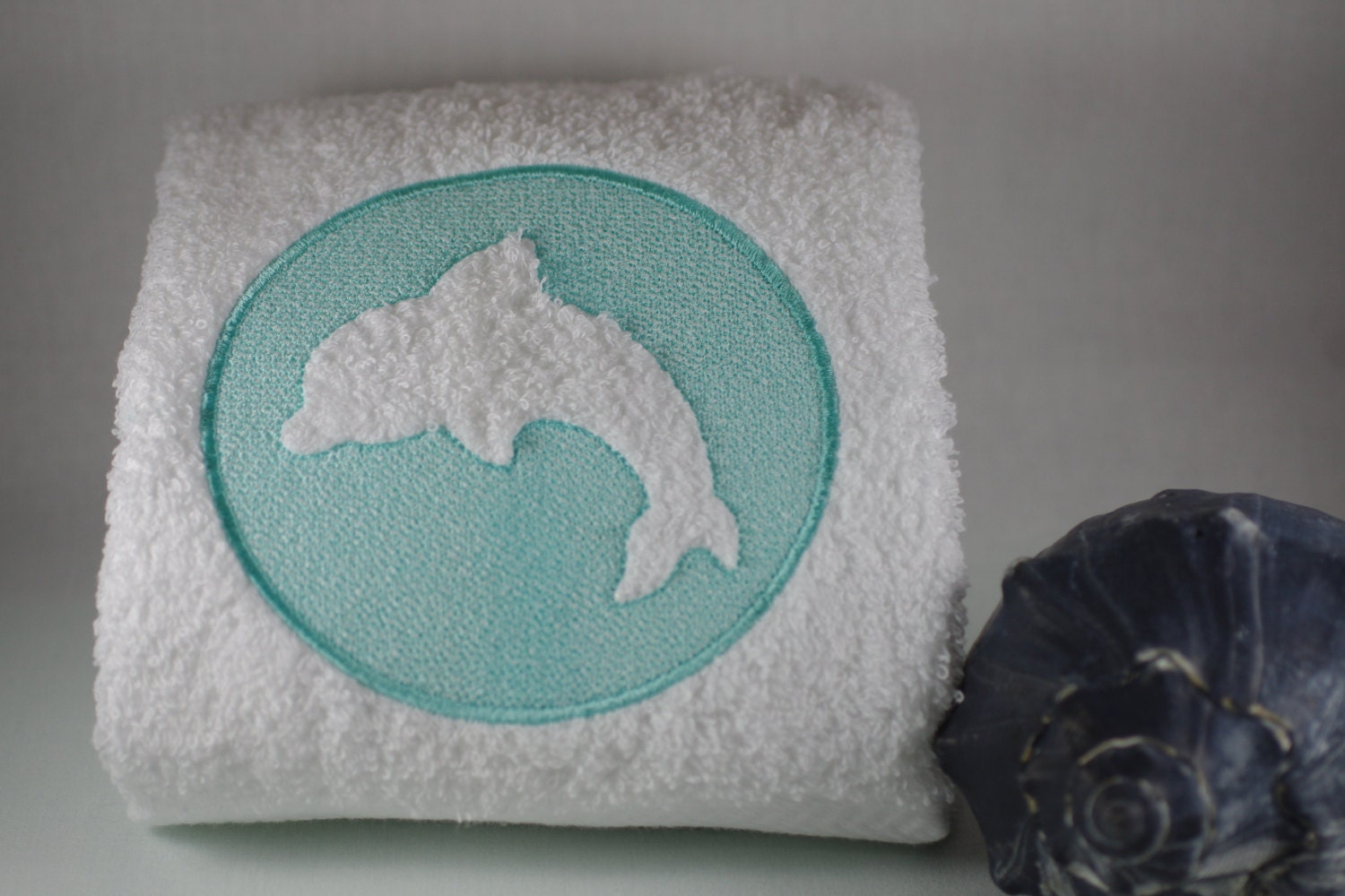 Lot De 2 Serviettes De Bain Brodées Dauphin – Laura – Fait Main – Motif Nager