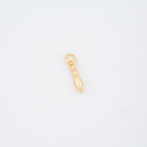 Może przedstawiać: Złoty wisiorek z małym kółkiem na górze i zawieszką w kształcie łzy. Zawieszka ma trzy małe kulki nad większym, wydłużonym, kulistym kształtem. Wisiorek jest umieszczony na białym tle.