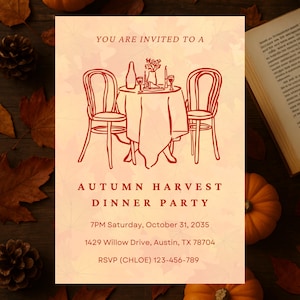 Peut inclure: Une invitation sur le thème de l'automne. Le design présente un dessin au trait d'une table dressée pour le dîner avec deux chaises, une bouteille et des verres. Le texte indique « VOUS ÊTES INVITÉ À UNE SOIRÉE DE DÎNER DE RÉCOLTE D'AUTOMNE ».