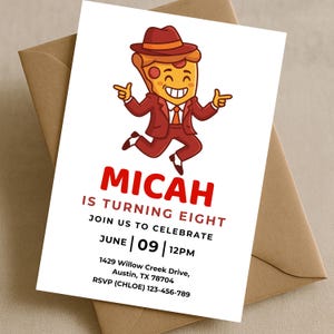 Könnte beinhalten: Eine weiße Einladungskarte mit einer Cartoon-Pizzafigur in Anzug und Hut. Auf der Karte steht "MICAH IS TURNING EIGHT" mit Feierdetails. Die Karte befindet sich in einem braunen Umschlag.
