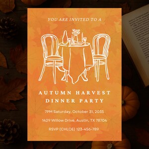 Peut inclure: Invitation pour une fête de dîner d'automne. Le design présente un dessin au trait blanc d'une table avec des chaises sur un fond orange avec des motifs de feuilles. Le texte comprend la date, l'heure et les informations RSVP.