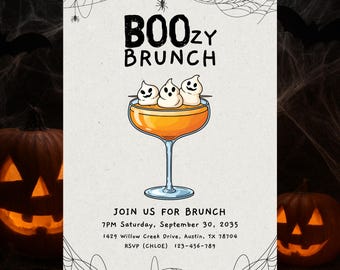 Può includere: Invito a tema Halloween con la scritta "BOOZY BRUNCH". L'invito presenta un bicchiere da cocktail con guarnizioni a forma di fantasma. Il testo aggiuntivo include la data, l'ora e il luogo del brunch, insieme a un contatto RSVP.