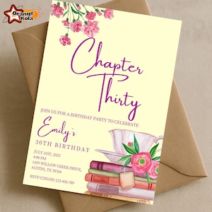 Pode incluir: Um convite de aniversário com o texto "Chapter Thirty" em escrita roxa. O convite apresenta ilustrações florais e de xícaras de chá, com detalhes para o 30º aniversário de Emily, incluindo data, hora e local. O fundo é amarelo claro.