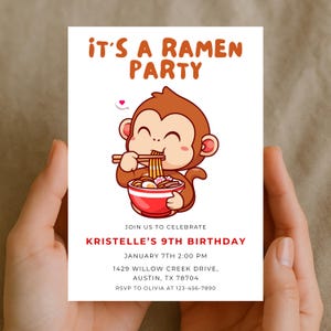 以下が含まれることがあります： 「IT'S A RAMEN PARTY」の文字とラーメンを食べる漫画の猿が描かれたパーティー招待状。クリステルの9歳の誕生日パーティーの招待状で、日付、時間、住所が記載されています。招待状は両手で持たれています。