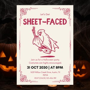 Może przedstawiać: Zaproszenie na imprezę Halloween z kremowym tłem i bordowymi akcentami. Tekst brzmi "Let's Get SHEET-FACED" nad kreskówkowym duchem trzymającym butelkę. Zaproszenie zawiera datę, godzinę i adres imprezy.
