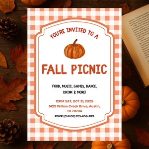 Könnte beinhalten: Herbstliches Picknick-Einladung mit Kürbis-Grafik. Die Einladung ist mit einem weiß-orangenen Vichy-Muster umrandet. Der Text lautet "Du bist zu einem Herbst-Picknick eingeladen" mit Veranstaltungsdetails: Datum, Uhrzeit, Ort und RSVP-Informationen.