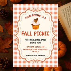 Op de afbeelding: Herfst picknick uitnodiging met een cupcake illustratie. De uitnodiging heeft een ruitjes achtergrond en luidt "Je bent uitgenodigd voor een herfst picknick" met evenement details. Inclusief RSVP informatie.