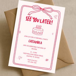Puede incluir: Una invitación a una fiesta de despedida con un borde rosa y texto. La invitación dice "SEE YOU LATER!" e incluye detalles para la fiesta de Cassandra, incluyendo la fecha, hora y lugar en Austin, TX. Un sobre marrón está en el fondo.