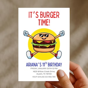 Könnte beinhalten: Eine weiße Einladungskarte mit dem Text "IT'S BURGER TIME!" in Rot. Die Karte zeigt einen Cartoon-Burger mit Sonnenbrille, Armen und Beinen. Darunter steht "ARIANA'S 11TH BIRTHDAY" mit Veranstaltungsdetails.