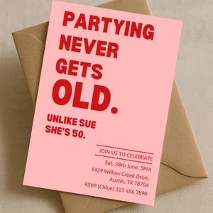 Op de afbeelding: Een roze uitnodigingskaart met rode tekst die luidt: "Partying Never Gets Old. Unlike Sue She's 50." De kaart zit in een bruine envelop. De uitnodiging bevat de datum, tijd en locatie van het evenement.