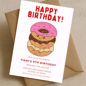Op de afbeelding: Een witte verjaardagsuitnodiging met de tekst "HAPPY BIRTHDAY!" in het rood. De uitnodiging toont een stapel van drie cartoon donuts met roze, bruine en bruine glazuur. De uitnodiging luidt "TIANI'S 9TH BIRTHDAY" en bevat evenementdetails.
