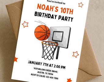 Puede incluir: Una invitación de cumpleaños con temática de baloncesto. La invitación presenta una pelota de baloncesto, un aro y el texto "NOAH'S 10TH BIRTHDAY PARTY". El texto adicional incluye la fecha, la hora, la dirección y la información de RSVP. La invitación es blanca con detalles en naranja y negro.