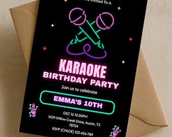Puede incluir: Invitación de cumpleaños de karaoke negra con acentos verde neón y morado. La invitación presenta micrófonos cruzados y el texto "KARAOKE BIRTHDAY PARTY" con el nombre "EMMA'S 10TH". La invitación está en un sobre de papel kraft.