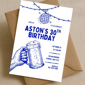 Peut inclure: Une invitation blanche avec du texte et des illustrations bleues, dont un verre de bière et une boule disco. L'invitation annonce "30e anniversaire d'Aston" et comprend les détails de l'événement. La carte est posée sur une enveloppe brune.