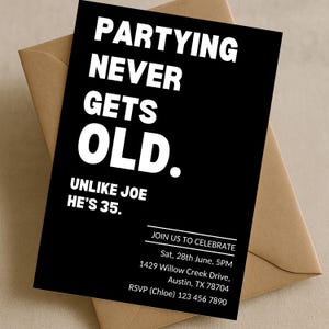Op de afbeelding: Zwarte uitnodigingskaart met witte tekst: "Partying Never Gets Old. Unlike Joe He's 35." De kaart bevat evenementdetails en ligt op een bruine envelop.