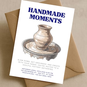 Può includere: Un biglietto d'invito bianco con testo blu e un disegno di un tornio con un vaso. Il biglietto è all'interno di una busta marrone. Il testo recita "HANDMADE MOMENTS" e invita gli ospiti a un raduno di ceramica.