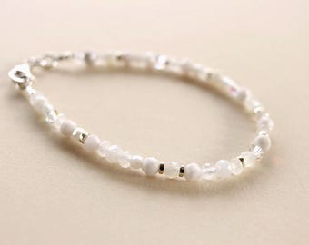 Pulsera delicada de piedra lunar • Detalles chapados en oro, joyería New Beginnings