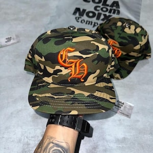 Gorra de camuflaje con gorro gótico naranja