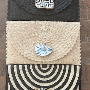 Bolso de mano de paja con concha de ostra, diseño costero, ideal para bodas en la playa, accesorio para cócteles de verano, despedidas de soltera.