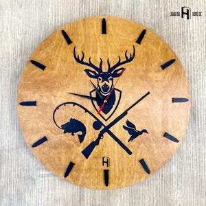 Rustic Hunting Wooden Wall Clock: Outdoorsman Decor