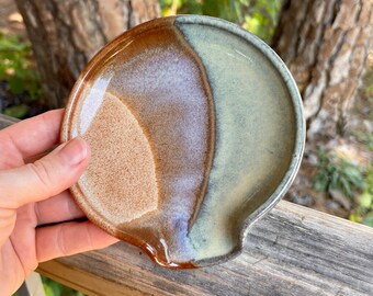 Spoon Rest in Dawn Glaze. Wheel thrown stoneware pottery spoonrest / ceramic spoon rest / kitchen decor /