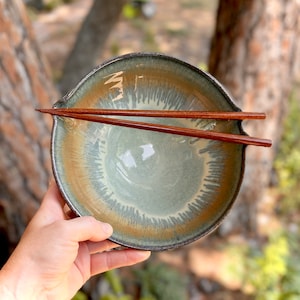 Ramen bowl with chopstick rest in Patina glaze. Wheel thrown stoneware pottery  // noodle bowl // rice bowl // chopstick bowl // lead free